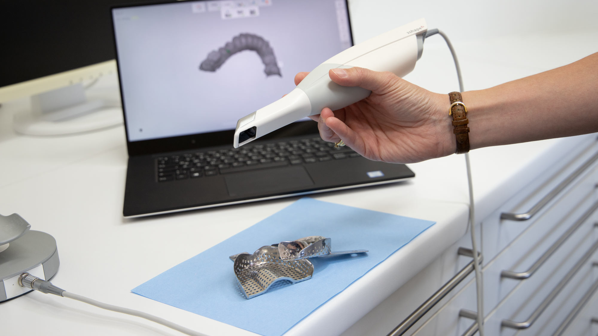 Wir bieten Im Zentrum für Zahnmedizin Neusser Straße höchst moderne und innovative Verfahren der Zahnheilkunde an.