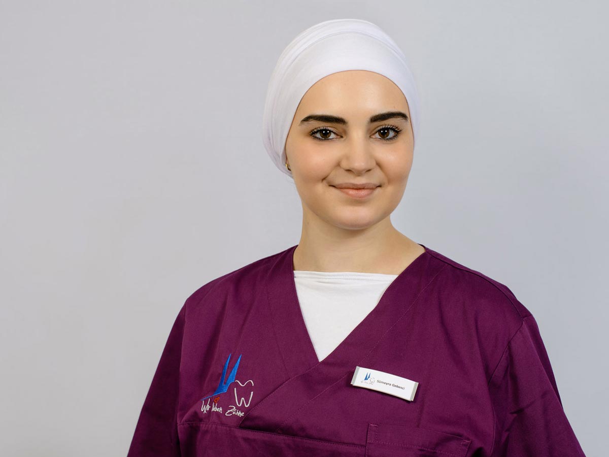 Unserer zahnmedizinischen Fachangestellten Sümeyra Gebesci liegt Ihr Wohlergehen am Herzen.