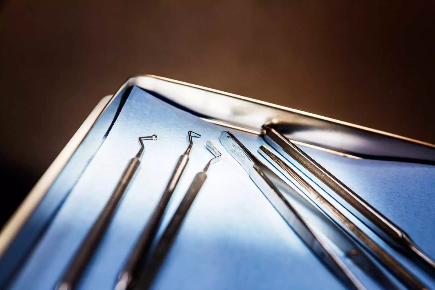 Eine Nahaufnahme des Zahnarztbesteckes auf einem Tablett.