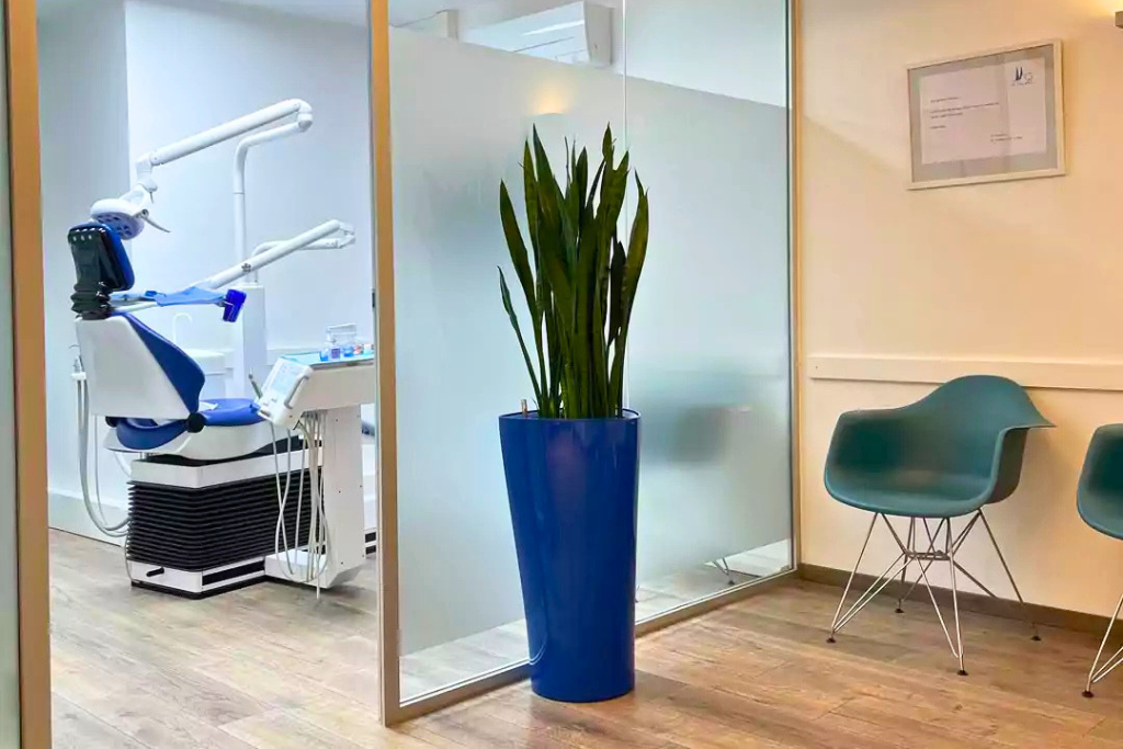 Minimalinvasive Zahnmedizin bringt mehr Behandlungskomfort und unterstützt den langfristigen Erhalt gesunder Zähne. Sie steht für einen bewussten Umgang mit der natürlichen Zahnsubstanz und setzt auf Behandlungskonzepte, deren frühzeitige Diagnostik und individuell abgestimmten Methoden Eingriffe reduzieren und sich positiv auf Stabilität, Funktion und die Langlebigkeit der Zähne auswirken.