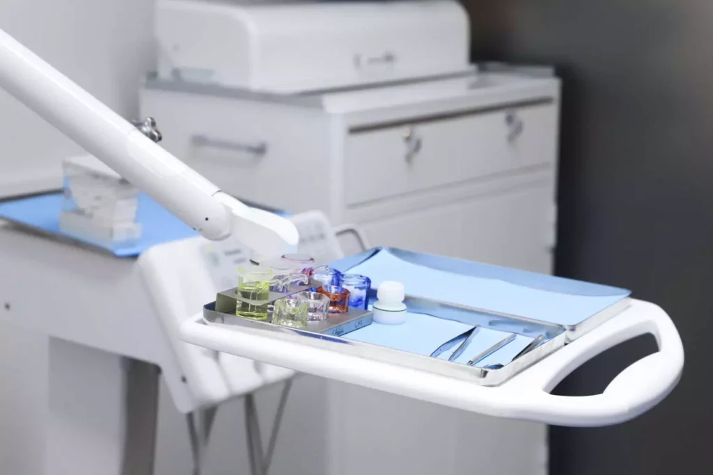 Im Zentrum für Zahnmedizin Neusser Straße bedeutet die minimalinvasive Zahnmedizin schonende Behandlungsmethoden, bei denen statt großflächiger Eingriffe der Fokus auf Früherkennung, gezielter Therapie und dem Erhalt gesunder Zahnsubstanz liegt.